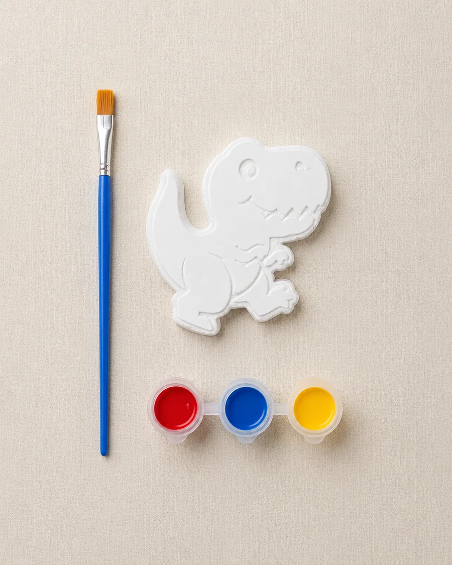 Kit con figura de dinosaurio de yeso, pincel y pinturas roja, azul y amarilla