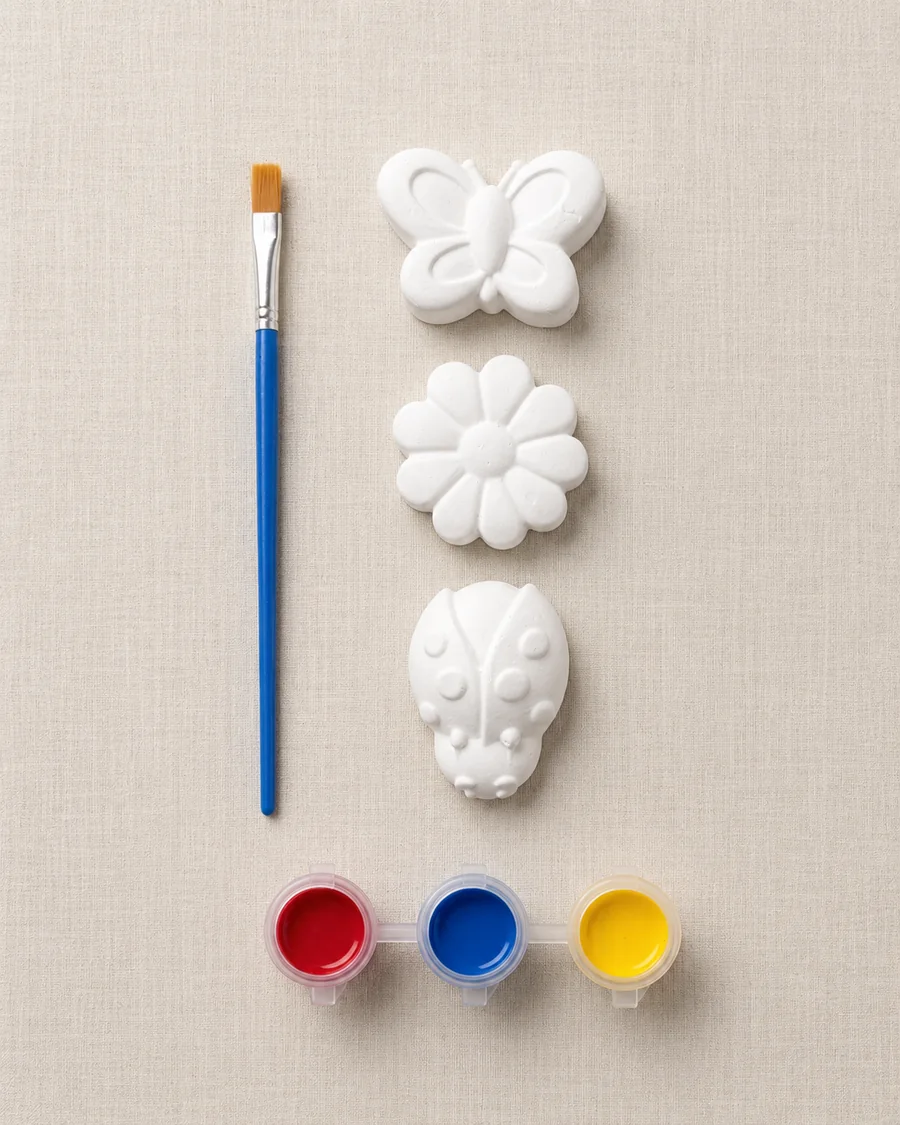 Kit con mariposa, flor y vaquita de San Antonio de yeso, pincel y tres pinturas
